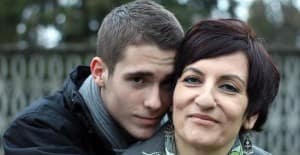 niño y mujer adulta