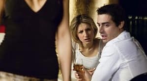 mujer mirando a mujer