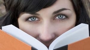 mujer inteligente intelectual