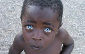 negro ojos azules