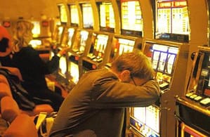 hombre adicto juego casino