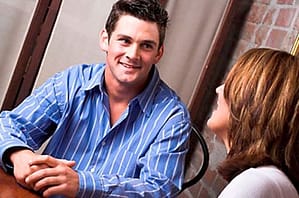 mujer enamorando hombre pareja amigos