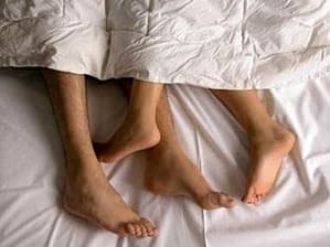 pareja sabanas durmiendo
