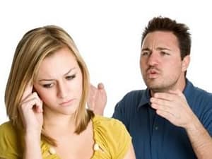 hombre mujer discutiendo