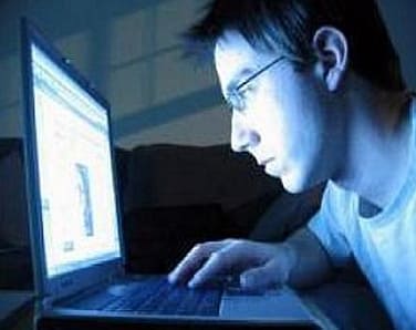 hombre computadora cibernauta