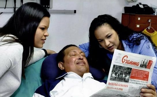 Chavez con sus hijas