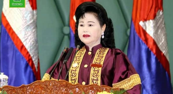 Bun Rany piernas abiertas